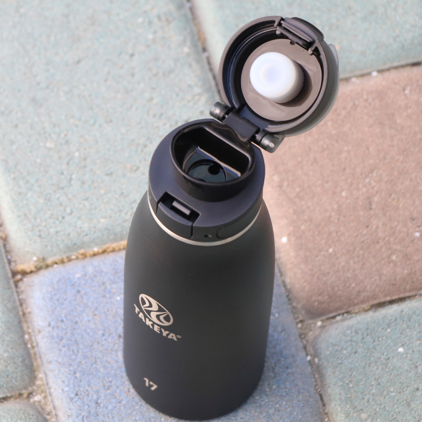 traveler-fliplocktm-lid-e6 96076-R-TravelerLid-Lifestyle-Onyx.png